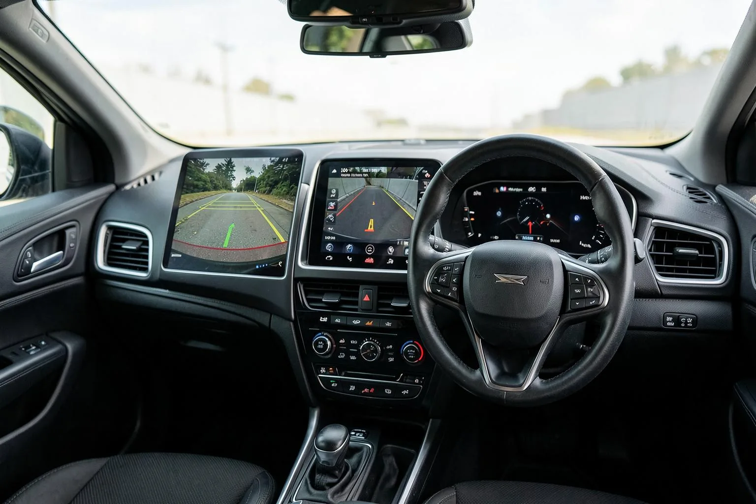 Pantalla con cámara trasera y mandos integrados en el volante