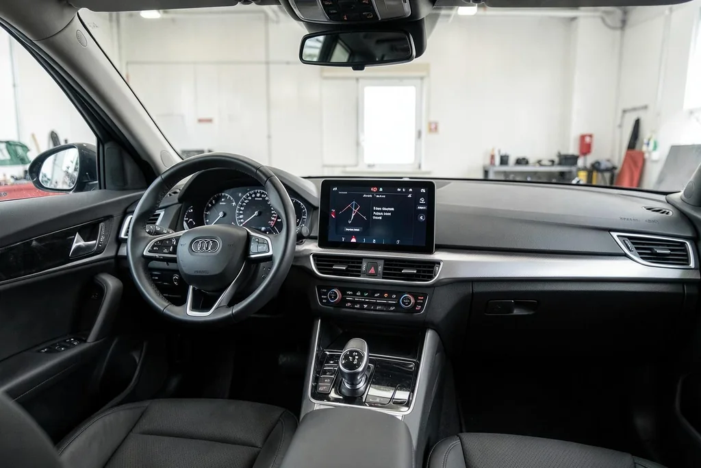 Salpicadero de un coche con pantalla multimedia y mando giratorio central