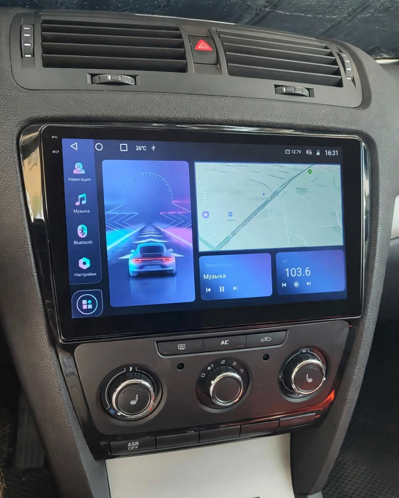 Pantalla táctil instalada en el salpicadero mostrando mapa de navegación y música