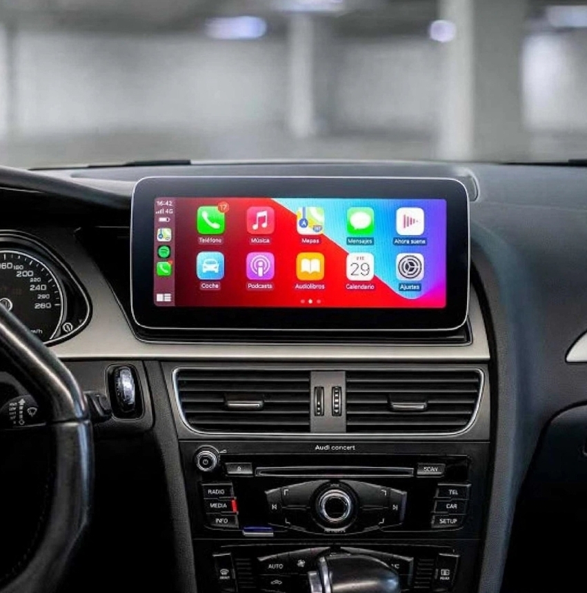 Pantalla instalada en el salpicadero mostrando los iconos de CarPlay