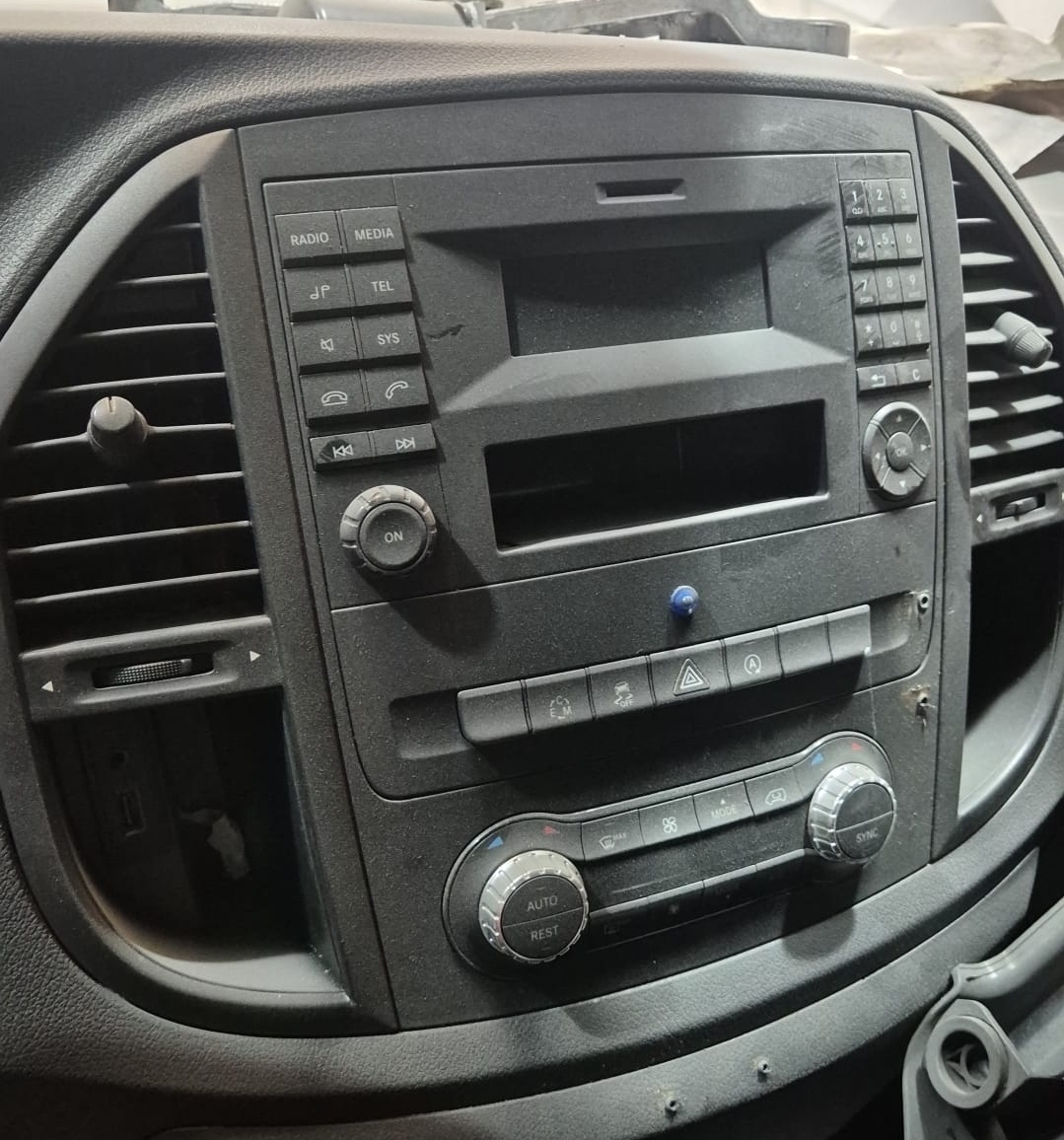 Consola central con el hueco vacío donde estaba la radio antes de la instalación