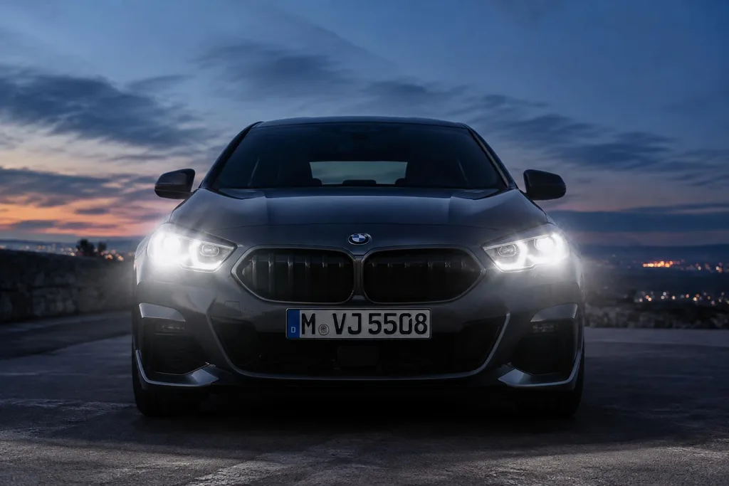 Coche visto de frente al atardecer con los faros LED encendidos